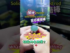 Quel effet produit une tige chromée dure et solide lorsqu'elle est coupée ?